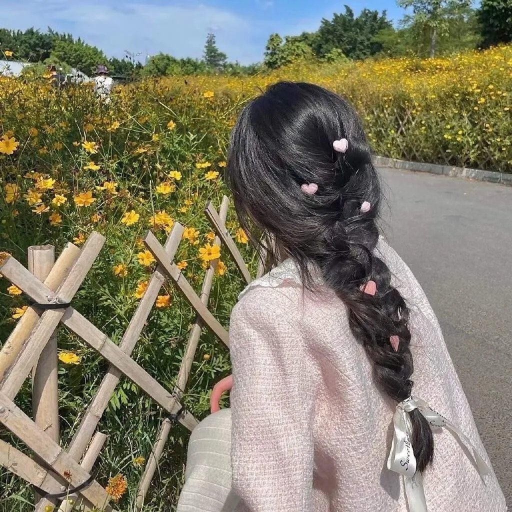 一个唱歌，另一个不唱歌